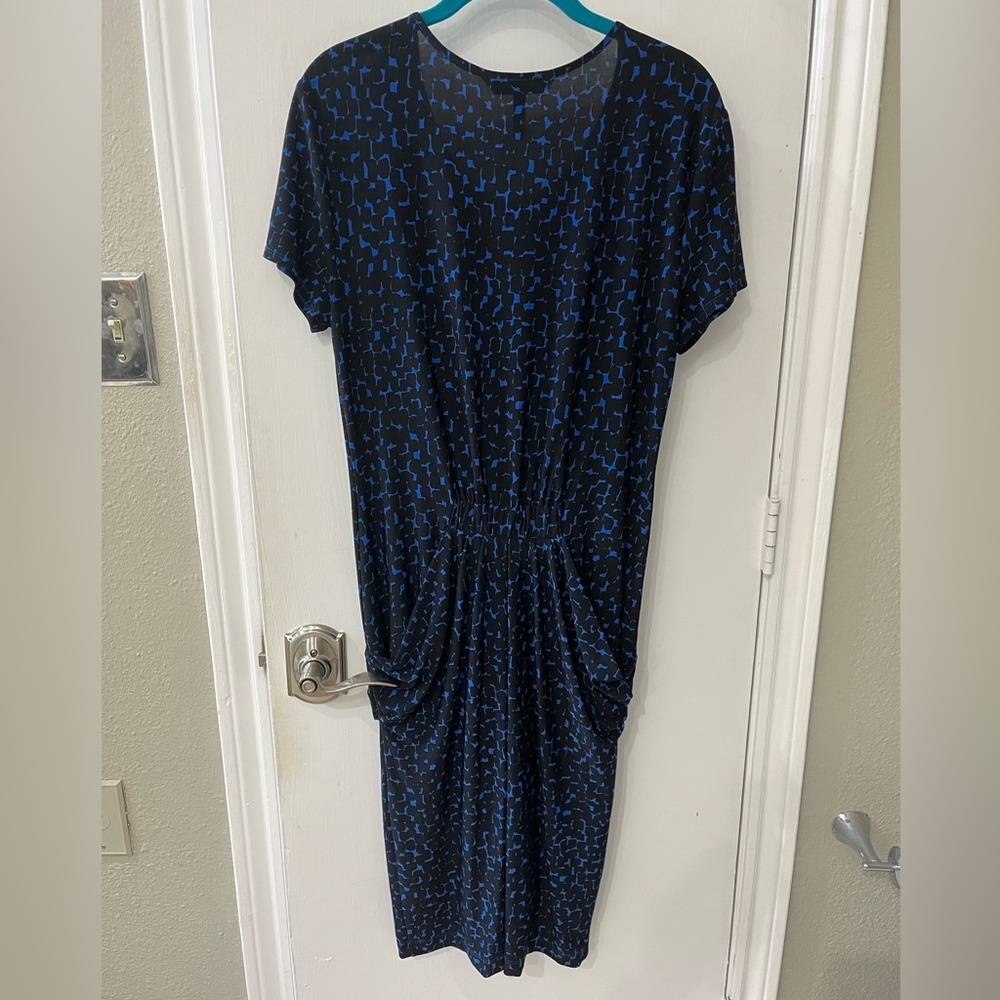 BCBG Abstract Print Fitted Dress with Accentuating Draping - size L - Picture 8 of 9